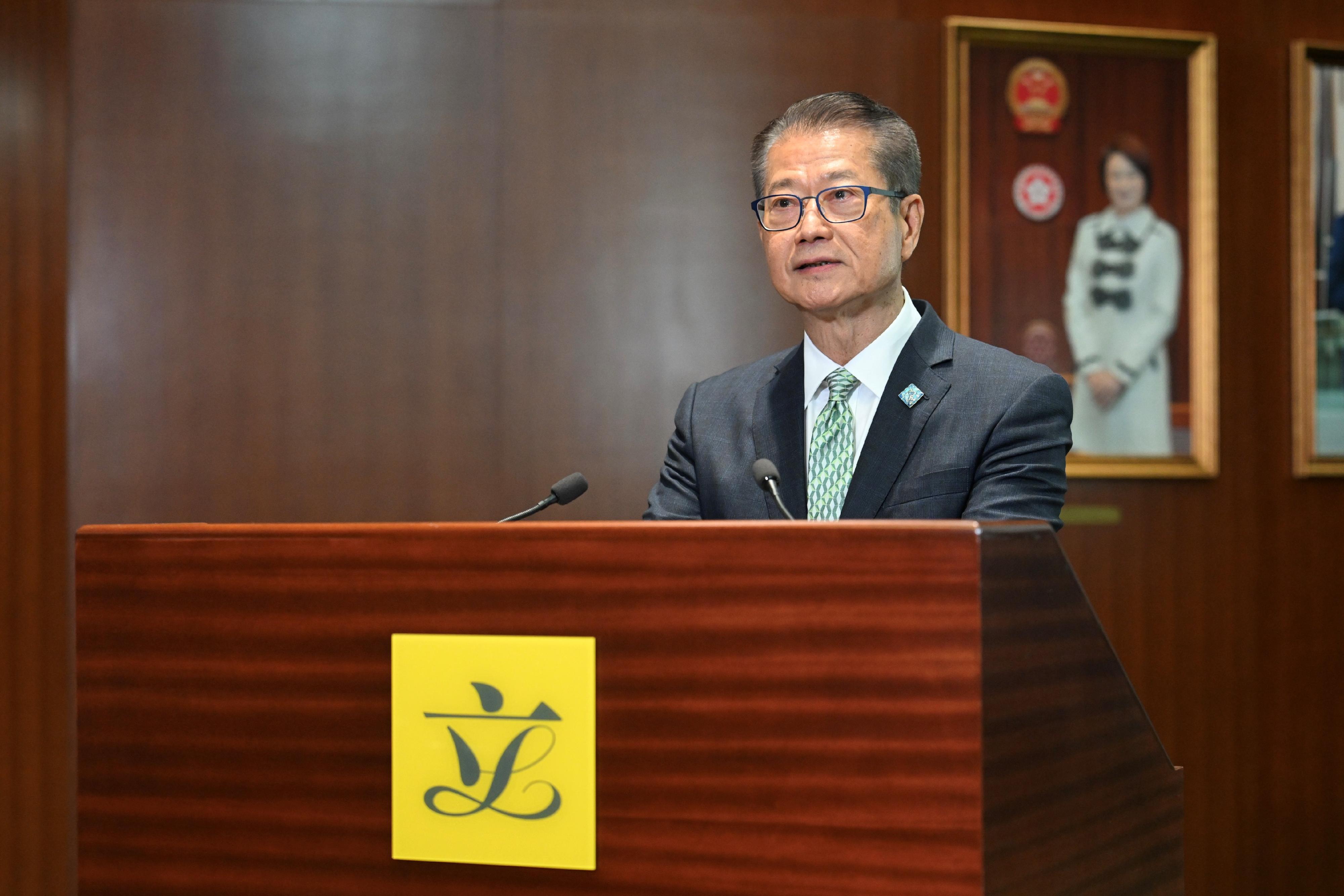 9月16日,财政司司长陈茂波就规划及施政报告会见传媒。图:香港政府新闻处