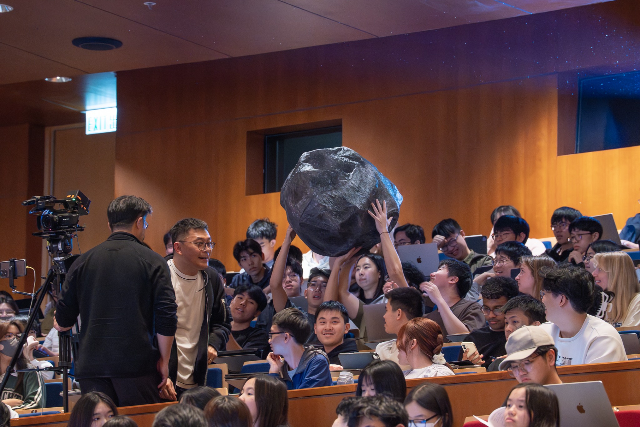 课程中的互动现场。图源：香港大学通识课程官网。